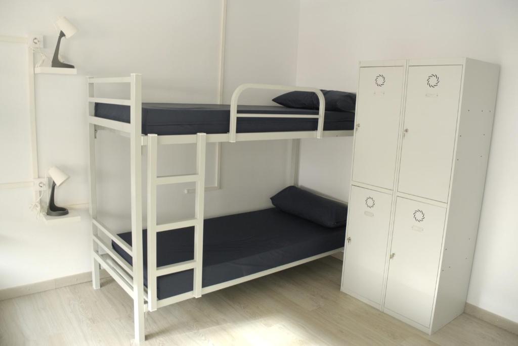 锡列达Albergue Trabazo的客房设有两张双层床和橱柜。