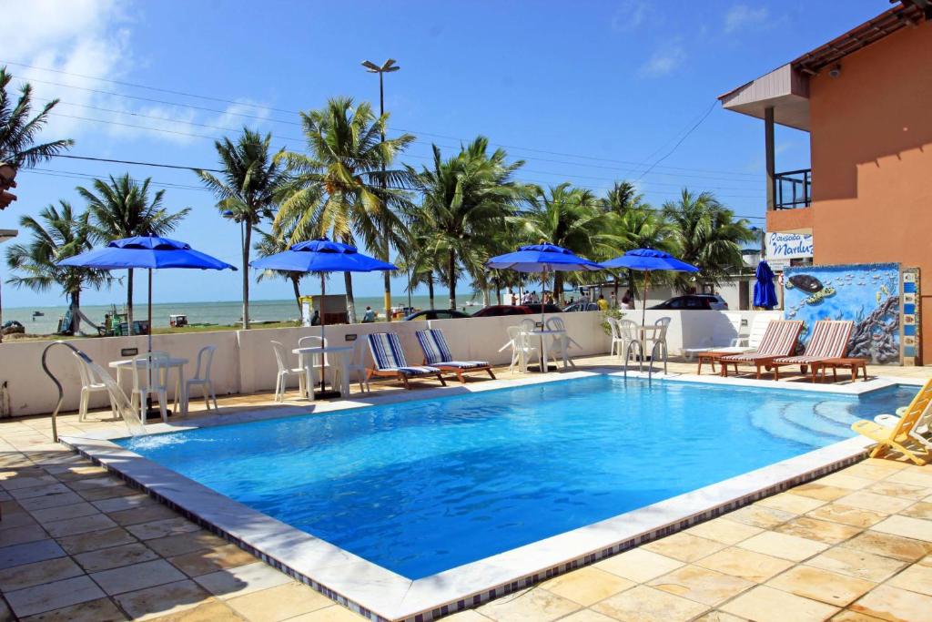 马拉戈日 马里卢斯包萨达旅馆的度假村内带椅子和遮阳伞的游泳池