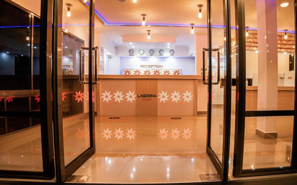 马富施Lagoona Sunset的一间玻璃门商店,地板上放着雪