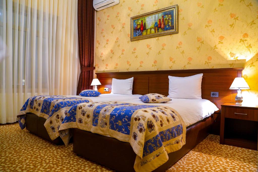 巴库Central Park Baku的一间酒店客房,房间内设有两张床