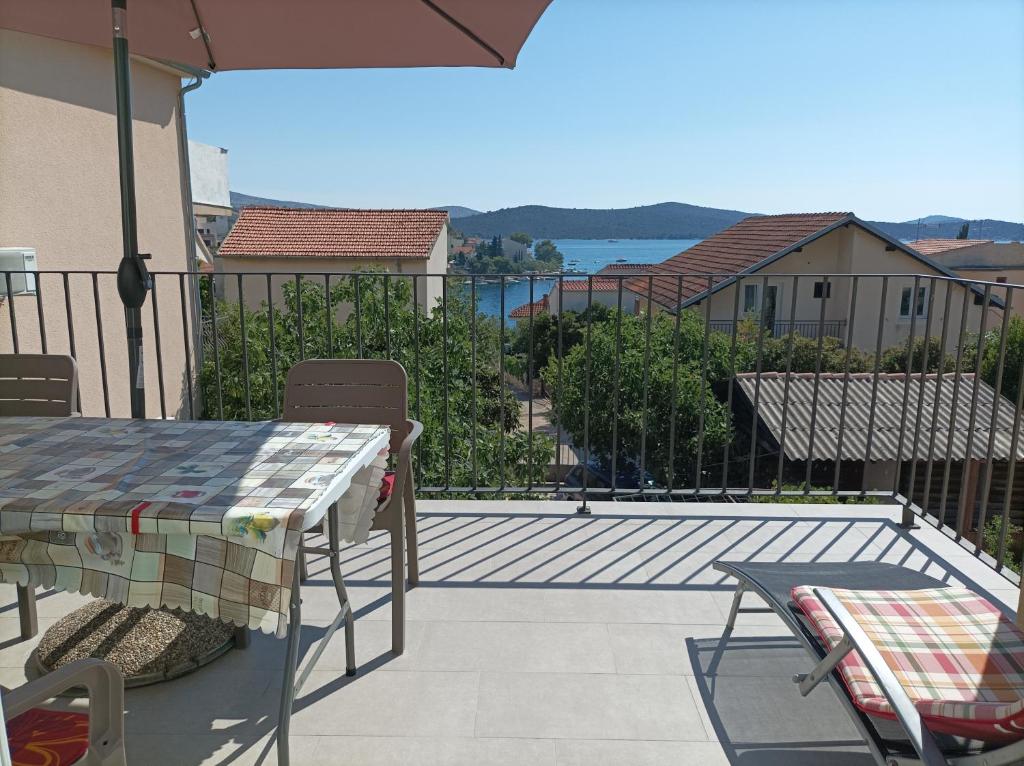 扎博里克Spacious 2-bedroom apartment with terrace sea view的阳台的天井配有桌椅