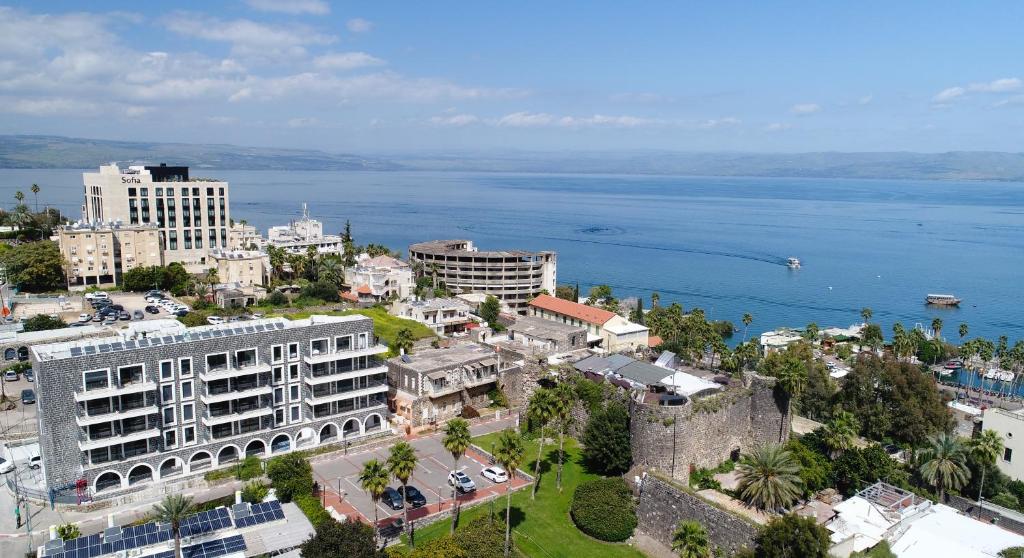 提比里亚אצולת הים - טבריה的城市和海洋的空中景观
