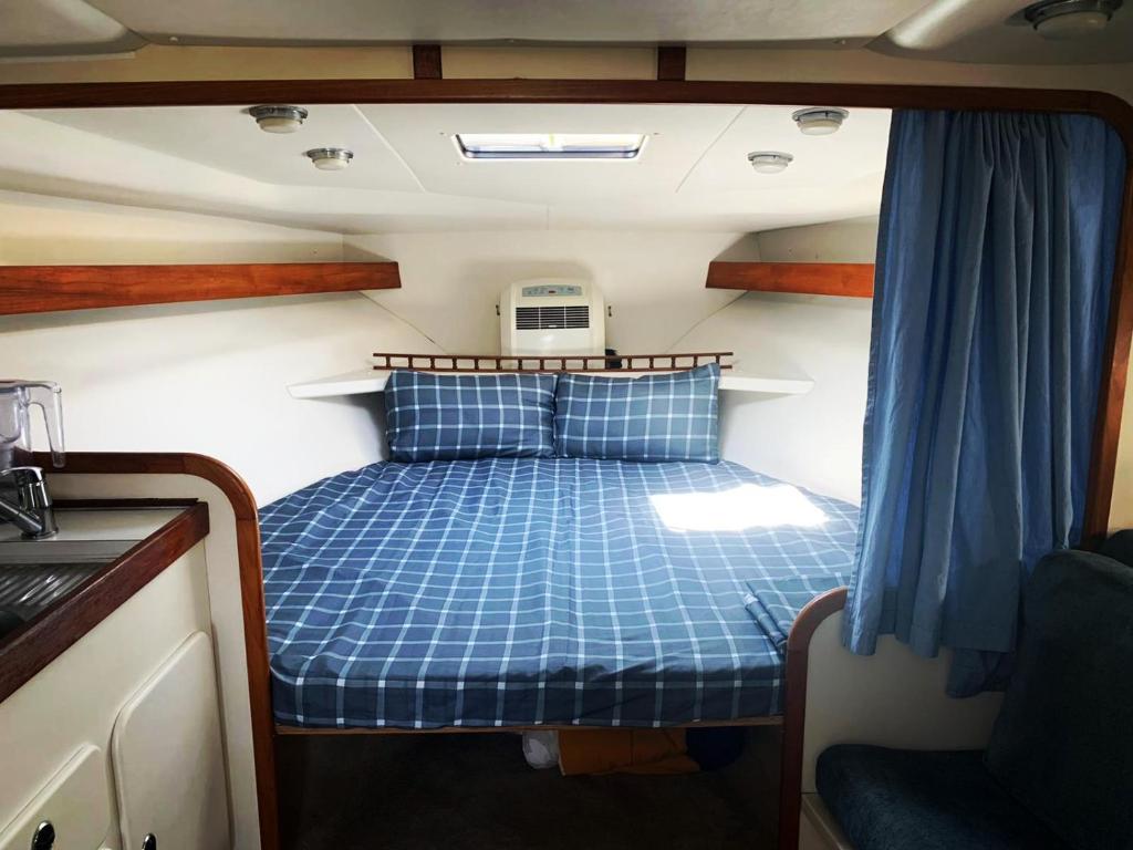 巴塞罗那Cozy private two rooms yacht in Barcelona - boat in Port Forum的船后的小床