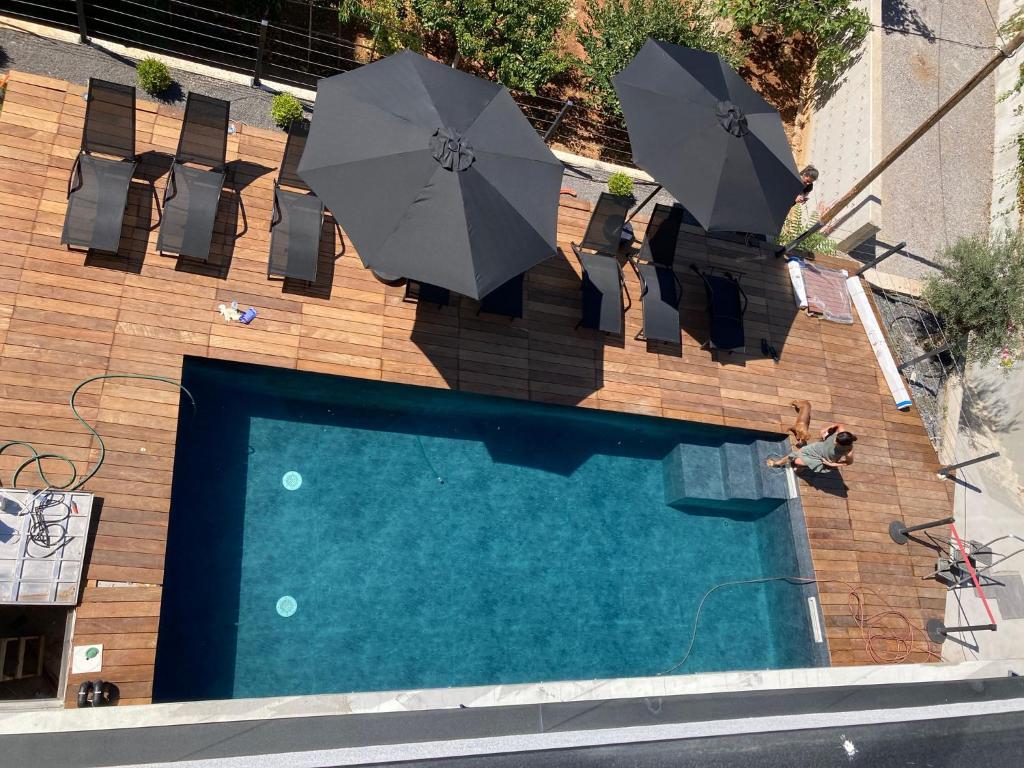 里耶卡Apartments Sky的享有带遮阳伞的游泳池的顶部景致