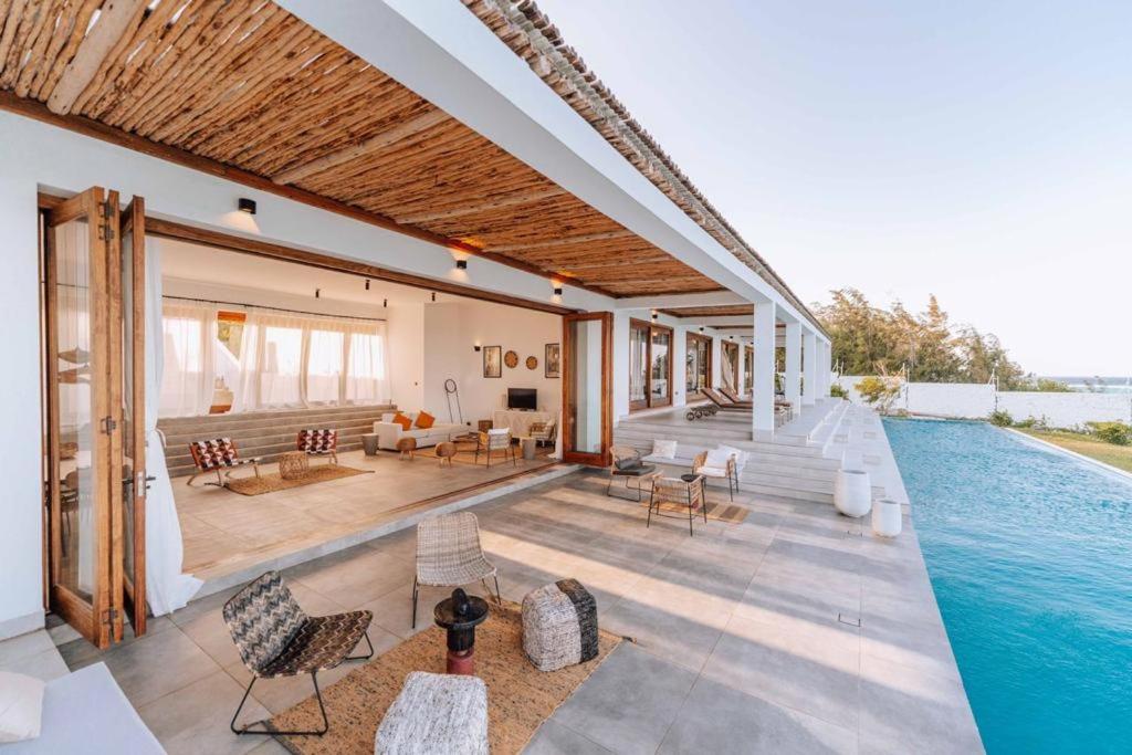 马特姆维Kilua Villa的一座带游泳池和客厅的房子
