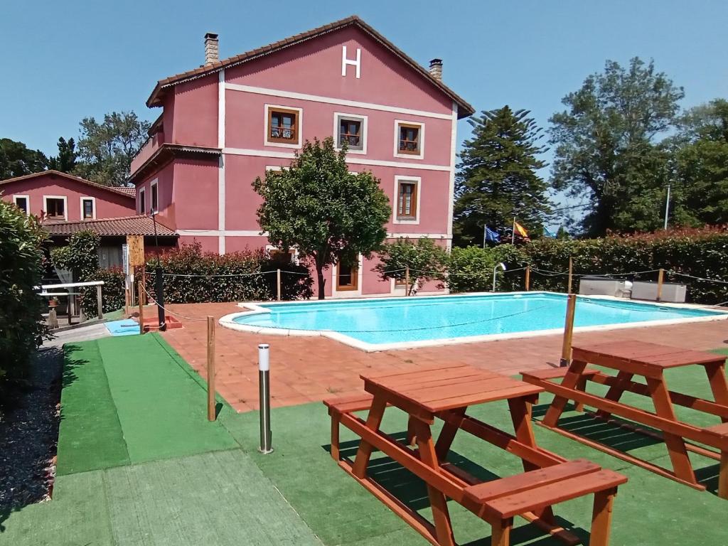 库迪列罗Hotel Vitorio的一座带游泳池和两张野餐桌的房子