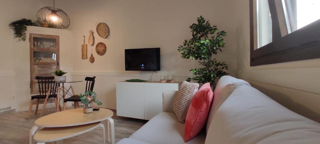 下布雷尼亚La Finca III的客厅配有白色的沙发和桌子