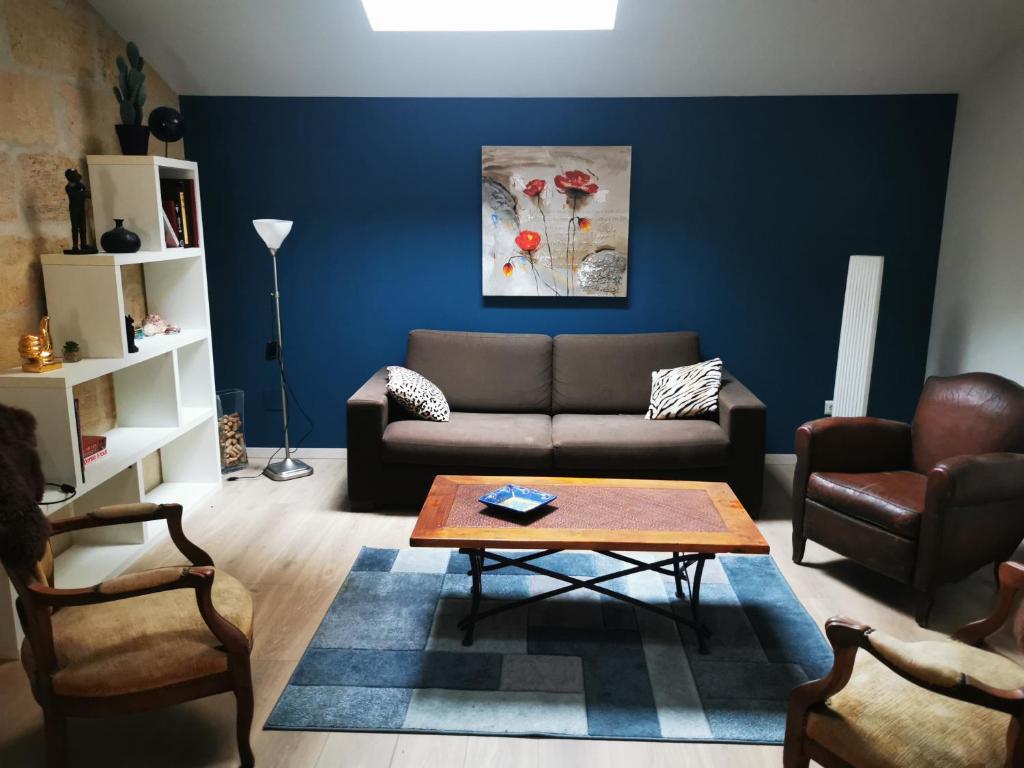 利布尔讷APPARTEMENT COSY LIBOURNE的客厅配有沙发和桌子