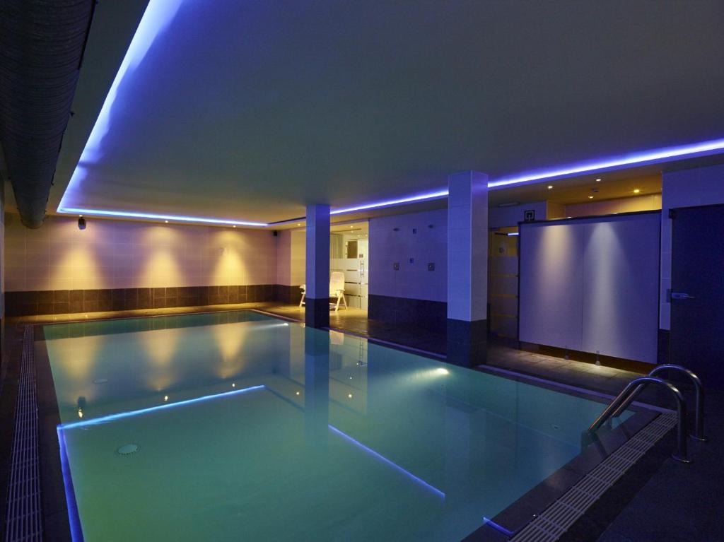 奥斯坦德欧洲酒店的一座蓝色灯光建筑中的大型游泳池