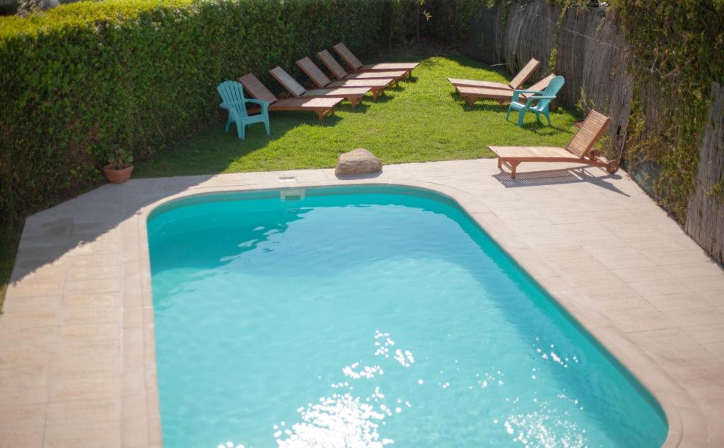 Canedo de BastoCasa Romeu的一个带椅子的大型游泳池和一个庭院