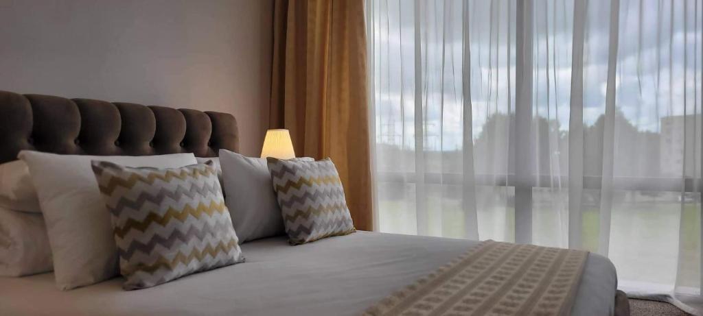 乌田纳安赫拉斯酒店的卧室配有带枕头的床铺和窗户。