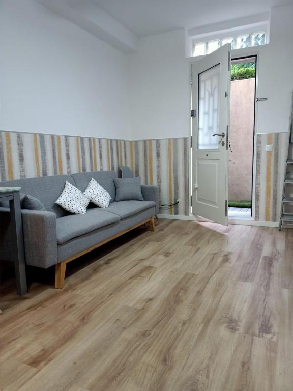 埃勒凡达尔Ángeles home的带沙发和木地板的客厅