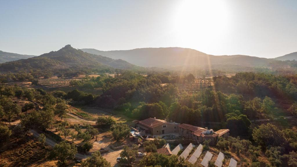 VillamielAqua Et Oleum的享有山脉村庄的空中景致