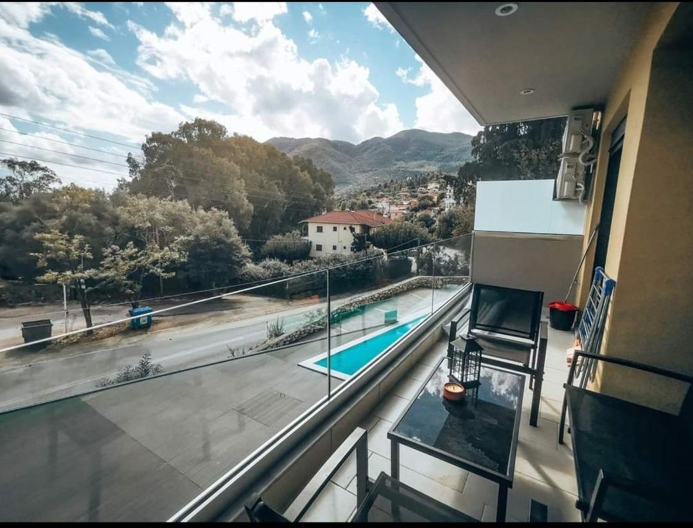 尼基亚娜EXOTIC LUXURY APARTMENT的享有游泳池景致的阳台