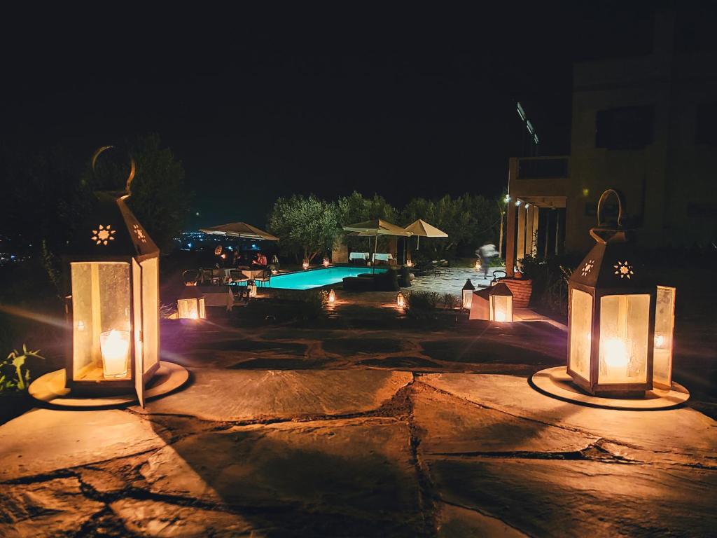 乌鲁卡ourika oufla的一个带灯光的庭院和夜间游泳池