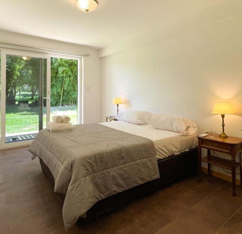 蒂格雷谢纳多杜邦宾馆的一间卧室配有一张带两盏灯的床和一扇窗户。