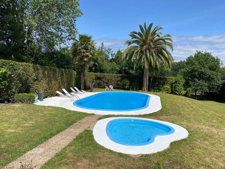 CambreCasita rústica的庭院中间的游泳池