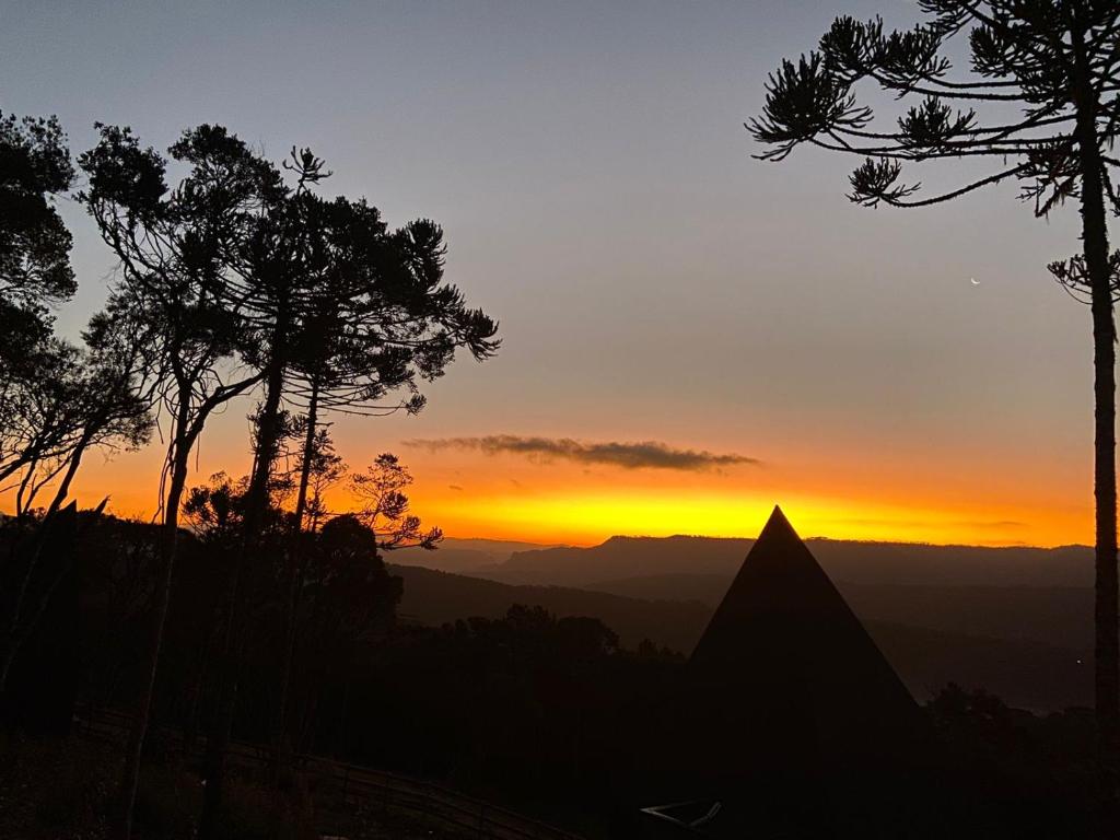 乌鲁比西Cabanas Cold Mountain的山中日落,前方有金字塔