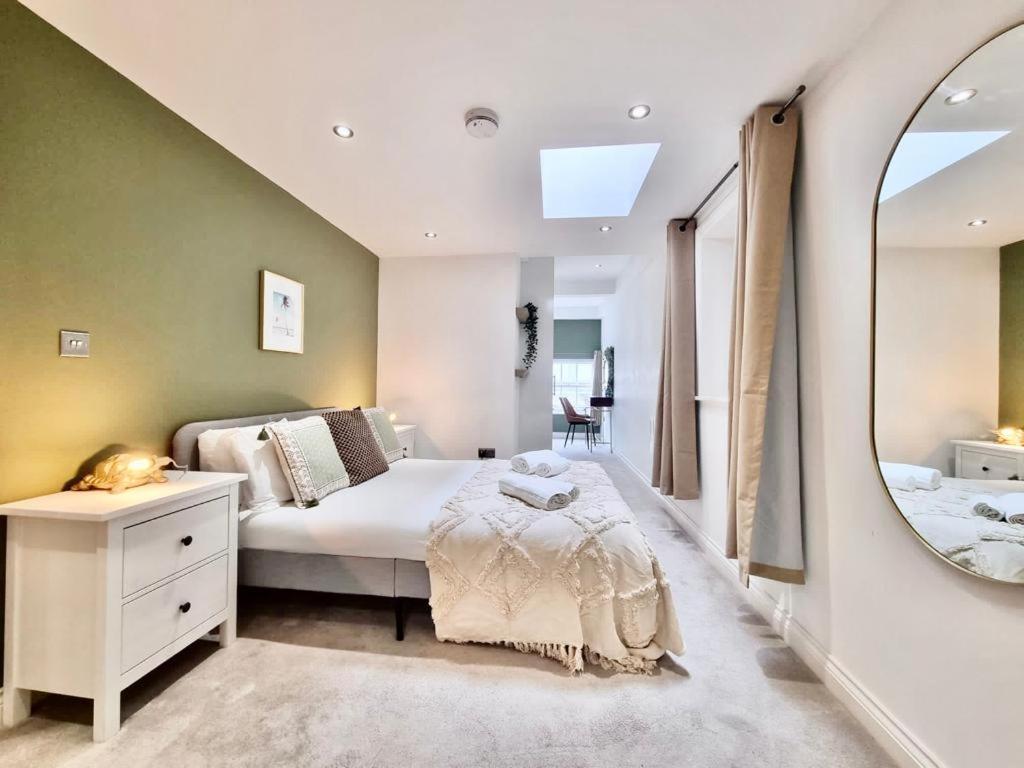 诺丁汉Luxurious Apartment in Nottingham Lace Market的一间卧室配有一张床和镜子