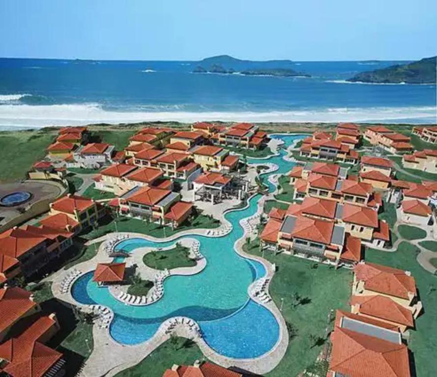 布希奥斯Buzios Beach Resort Residencial super luxo 1307的享有度假村的空中景致和水景