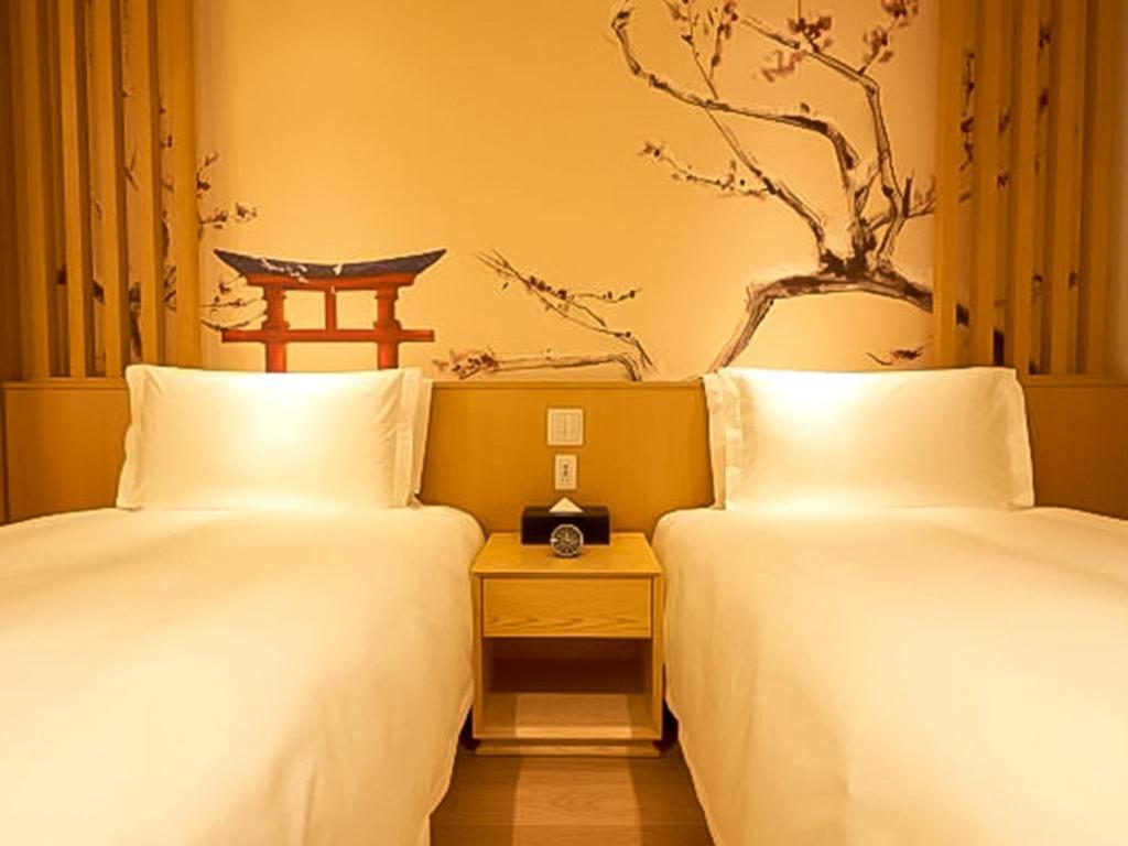 大石Kumonoue Fuji Hotel - Vacation STAY 13713v的两张睡床彼此相邻,位于一个房间里