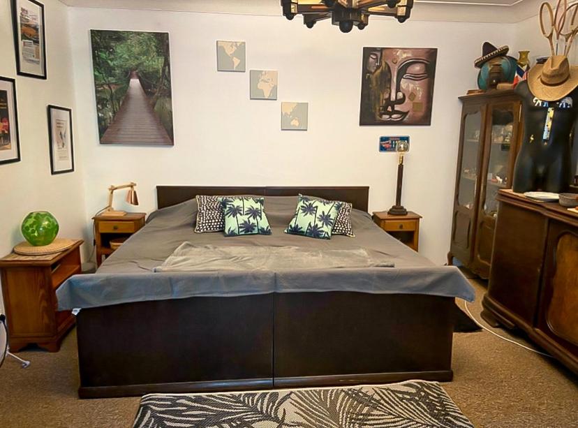 圣特罗佩Chambre Privée dans Villa Provençale的一间卧室配有一张带两个枕头的床