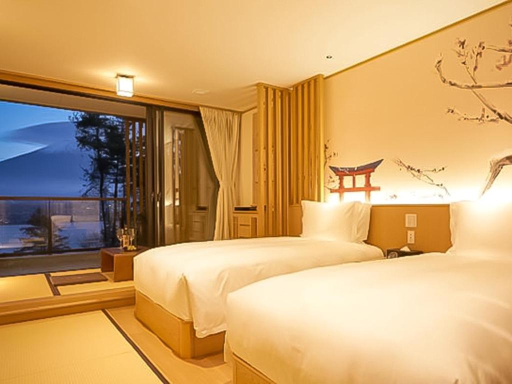 大石Kumonoue Fuji Hotel - Vacation STAY 13724v的一间卧室设有两张床和一个美景窗户。