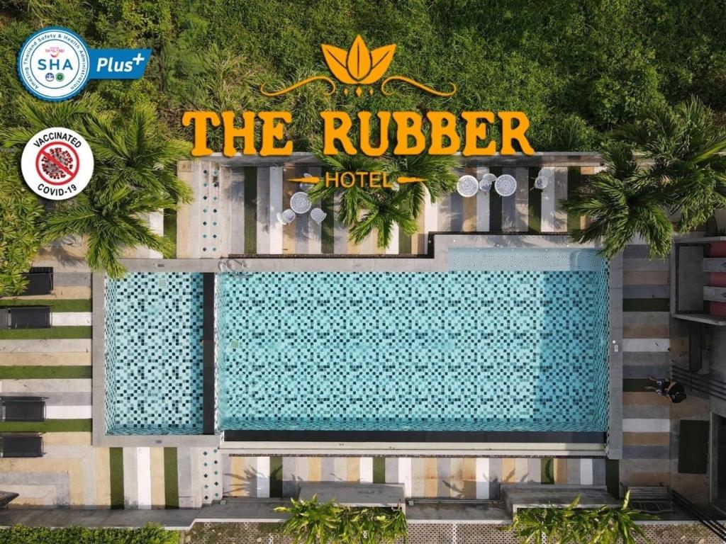 他朗The Rubber Hotel - SHA Extra Plus的大楼前设有游泳池的酒店