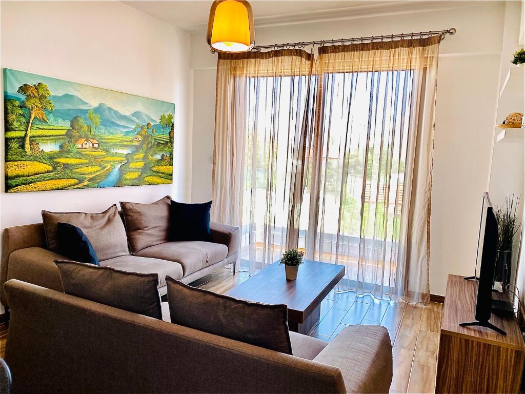 拉纳卡BALI SUITES 202的客厅配有沙发和桌子