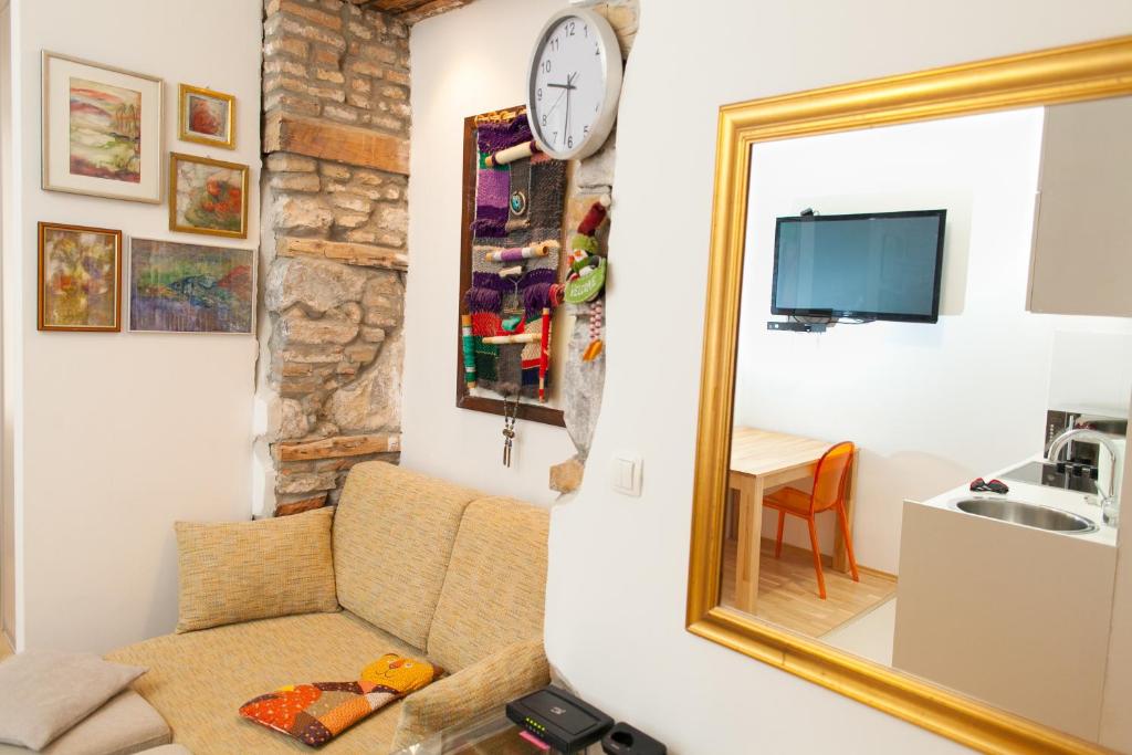 里耶卡Apartment Stara vrata的客厅配有镜子和椅子