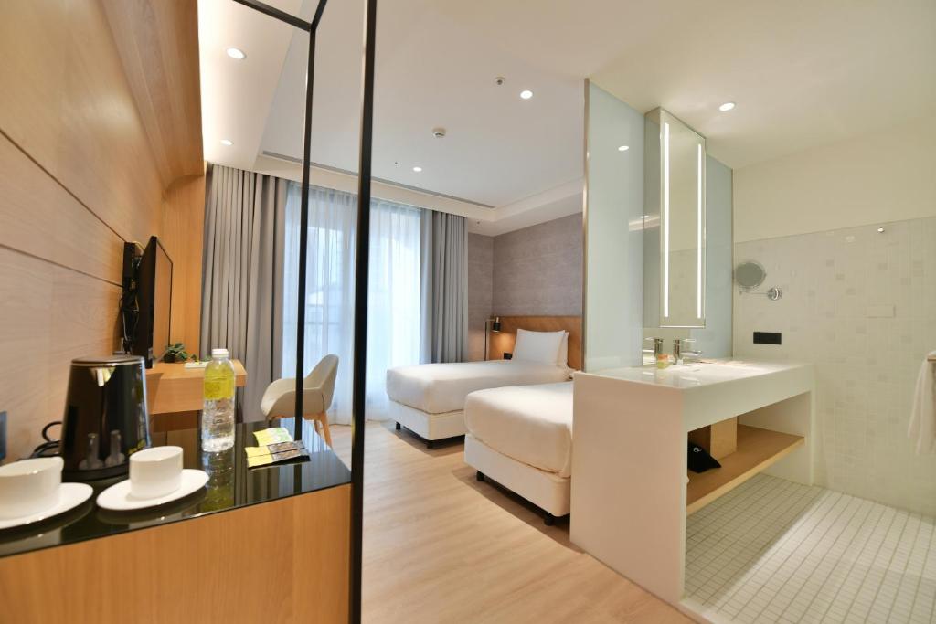 台北雀客藏居新北三重水漾的酒店客房设有床和水槽