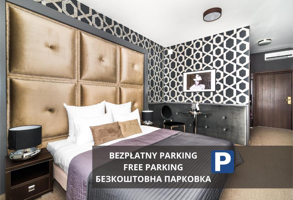 卢布林卢克索酒店 的酒店客房,设有床铺和免费停车标志