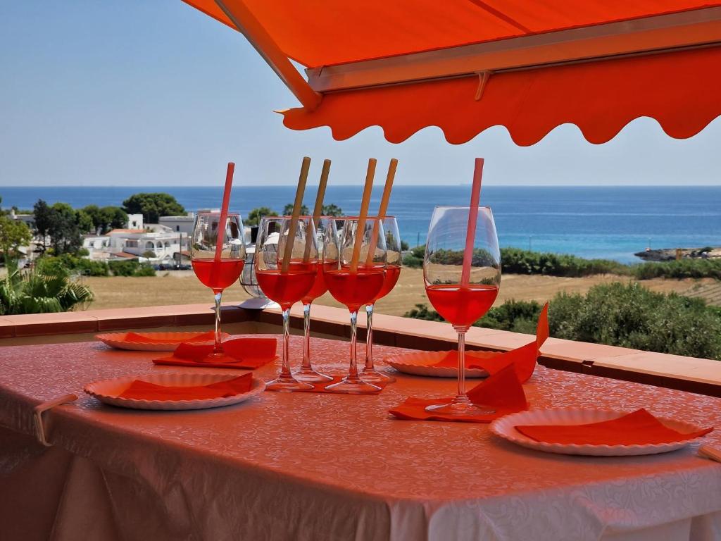 莱波拉诺BREATHTAKING VIEW OF Salento-的四杯酒杯坐在桌子上,享有海景