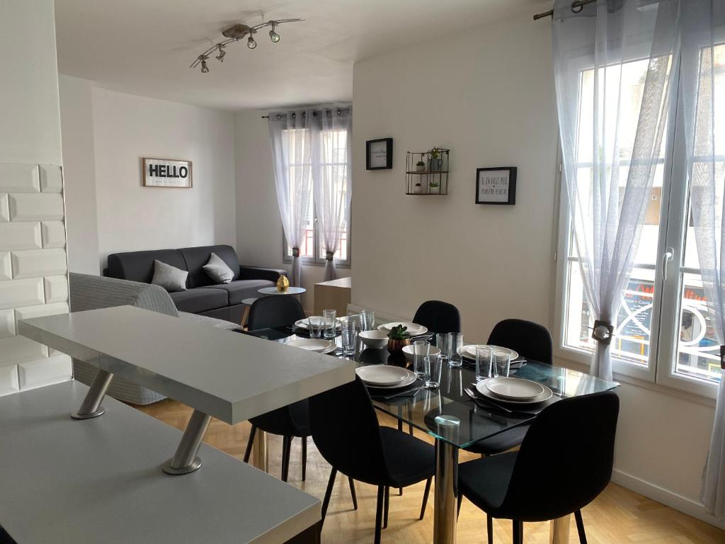 谢西Appartement familial, à Chessy, la ville de Disneyland Paris的客厅配有桌椅和沙发