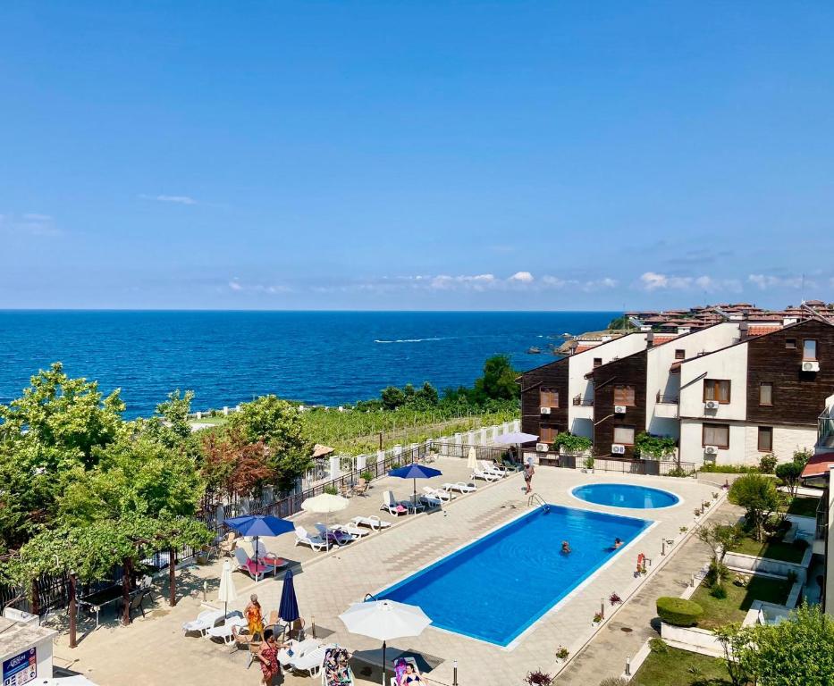 索佐波尔阿波隆大厦酒店的享有游泳池和大海的景色