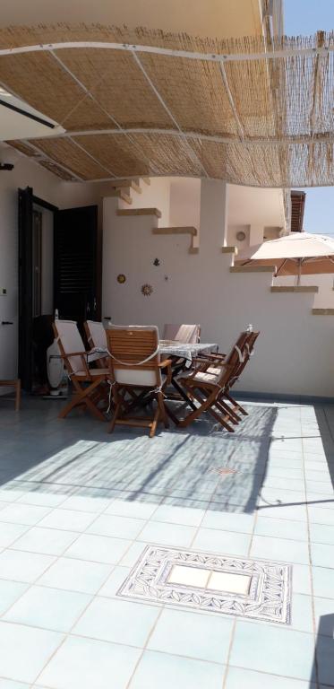 佩斯科勒海滨Villetta Le Maldive Del Salento的客房铺有瓷砖地板,配有桌椅。
