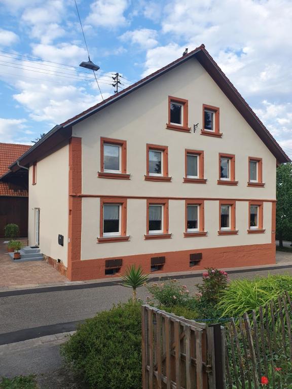 OberhausenFerienwohnung "Zum alten Kuhstall"的路边的房子