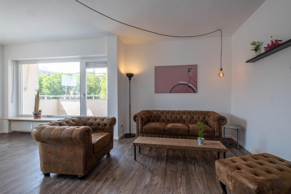 卡尔斯鲁厄Spacious Flat的客厅配有两张沙发和一张桌子
