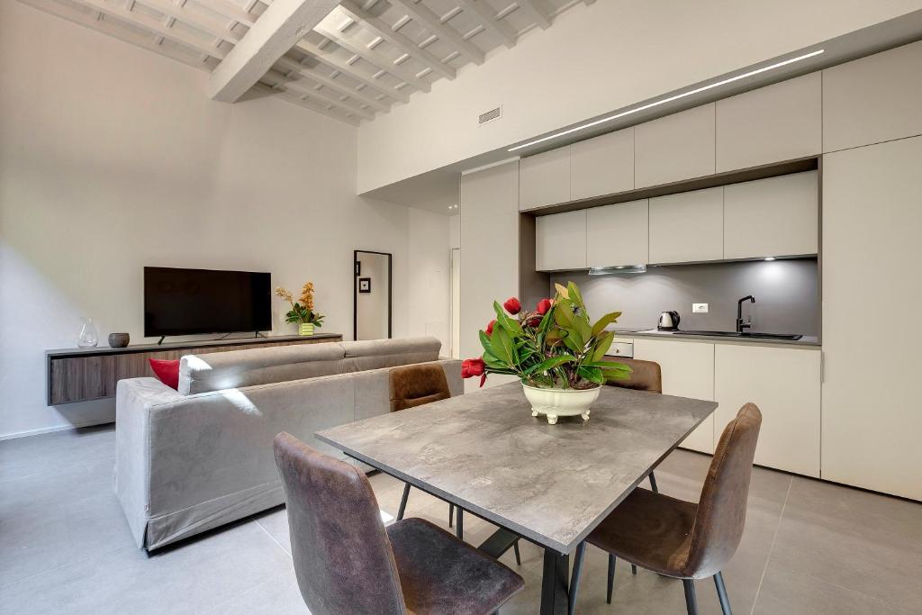 佛罗伦萨Mamo Florence - Venere & Zefiro Apartments的客厅配有桌子和沙发