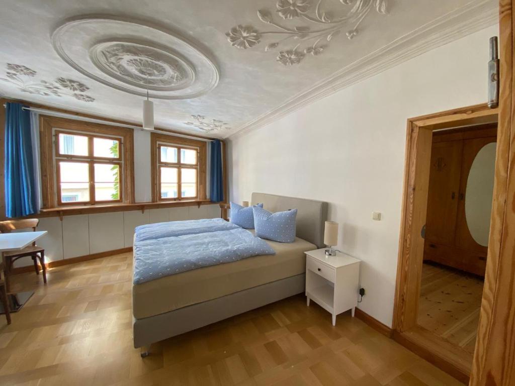爱尔福特Ferienwohnung am Erfurter Dom的一间卧室设有一张床铺、一张桌子和天花板