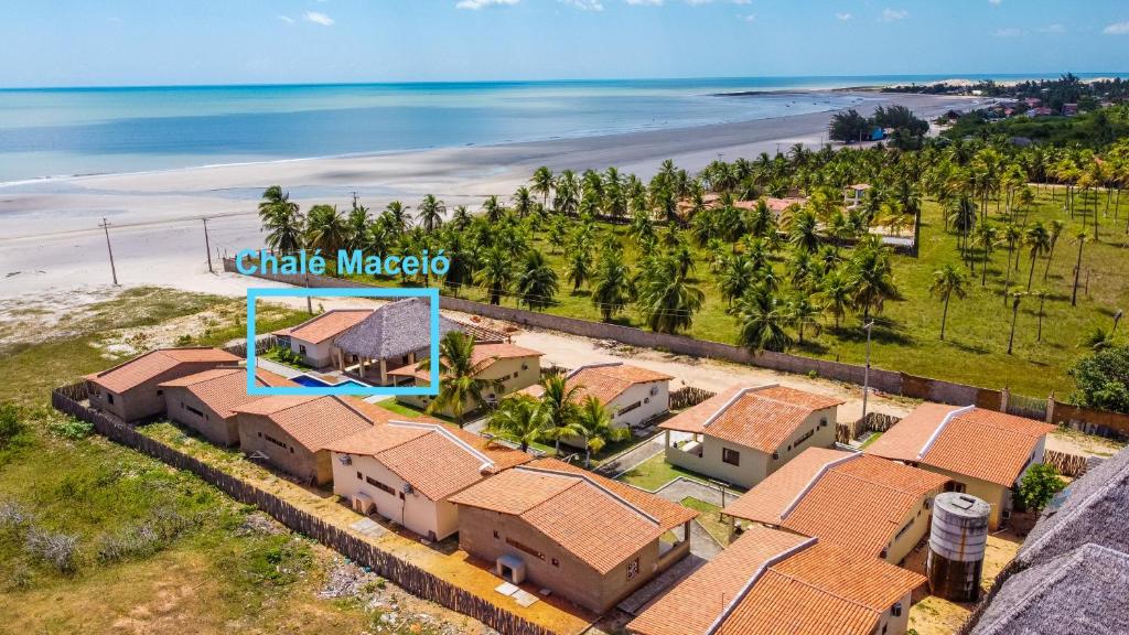 MaceióBeira-mar Chalé Maceió - Camocim的享有度假胜地的空中景致和海滩美景