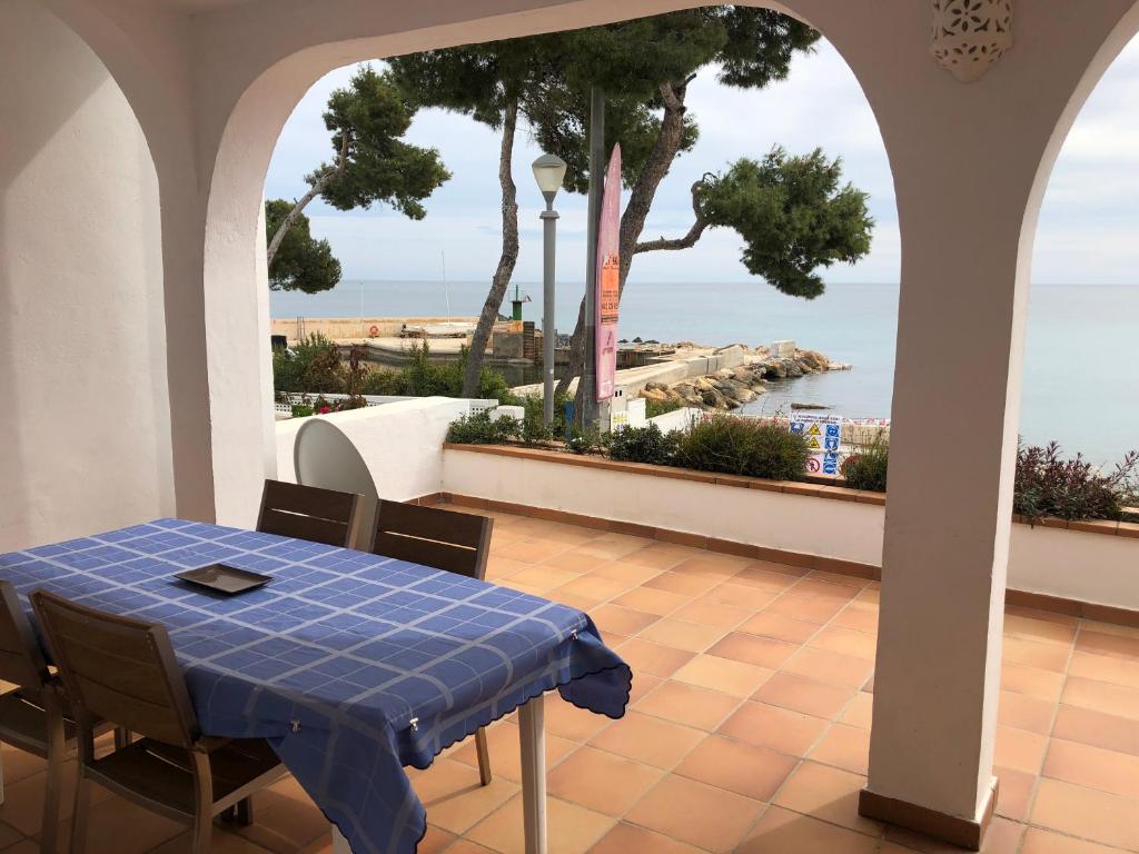 阿尔啼Acogedora casa en Cap Negret, ubicada a primera línea de la playa.的一张桌子和椅子,享有海景
