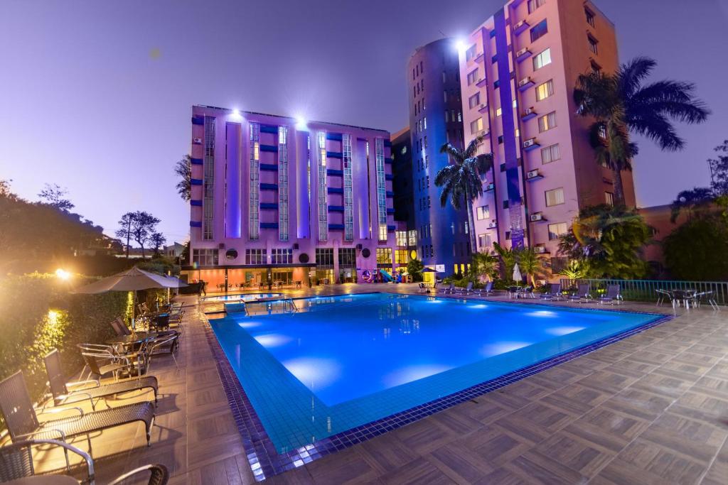 伊瓜苏加利瀑布酒店的一座游泳池,位于一些高楼前