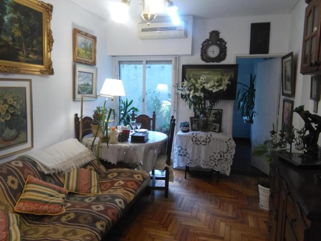 布宜诺斯艾利斯Shvili的客厅配有沙发和桌子