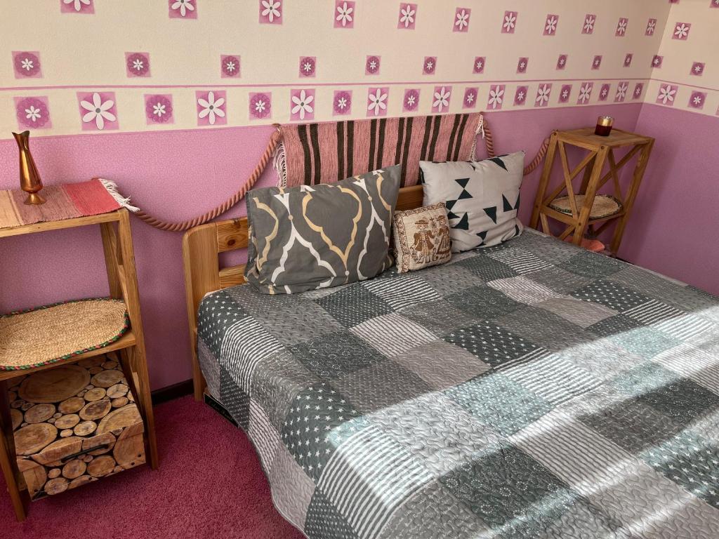 PyussiCosy room Püssi town的一间卧室配有一张紫色墙壁的床