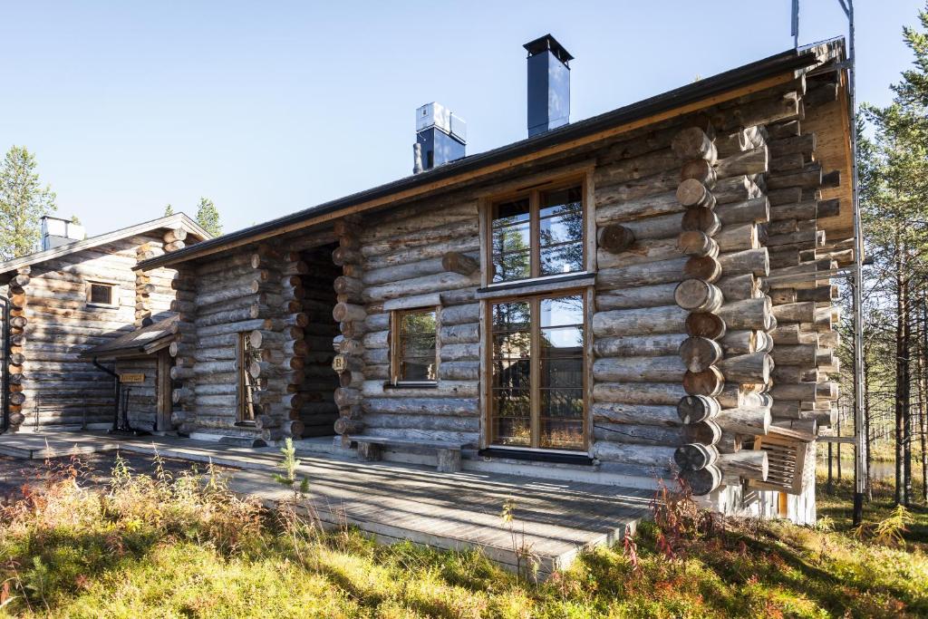 列维LevinPesä Chalet的小木屋设有门廊和窗户