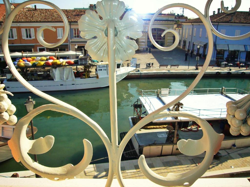 切塞纳蒂科La Finestra sul Porto的享有码头和水中船只的景色