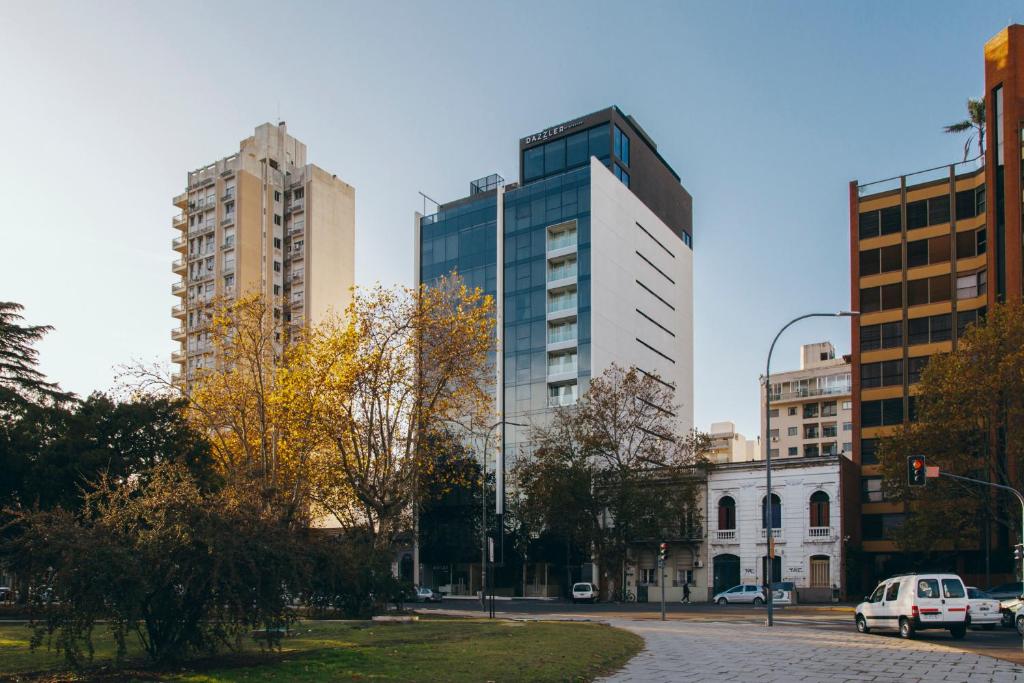拉普拉塔Dazzler by Wyndham La Plata的一座高楼高街的城市