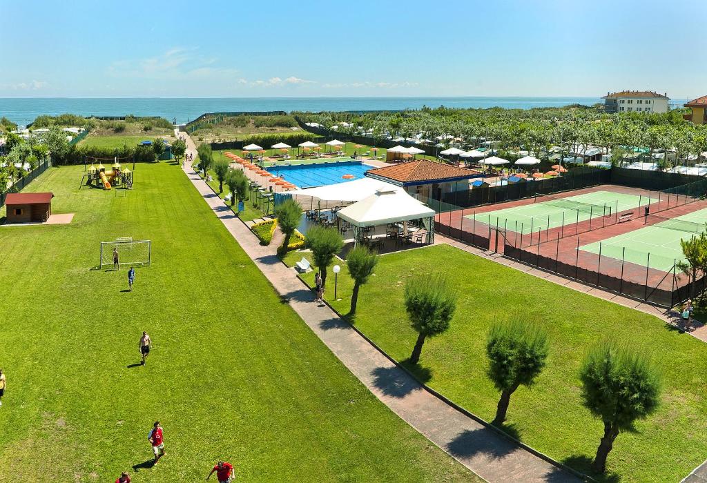 索托马里纳新星滨海公寓的享有公园顶部的网球场景致