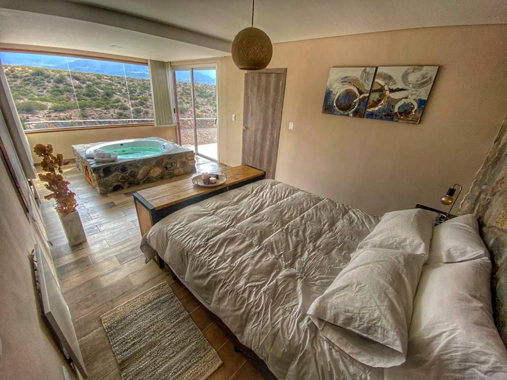 波特雷里约斯Potre casas de montaña的一间卧室配有一张床,享有游泳池的景色